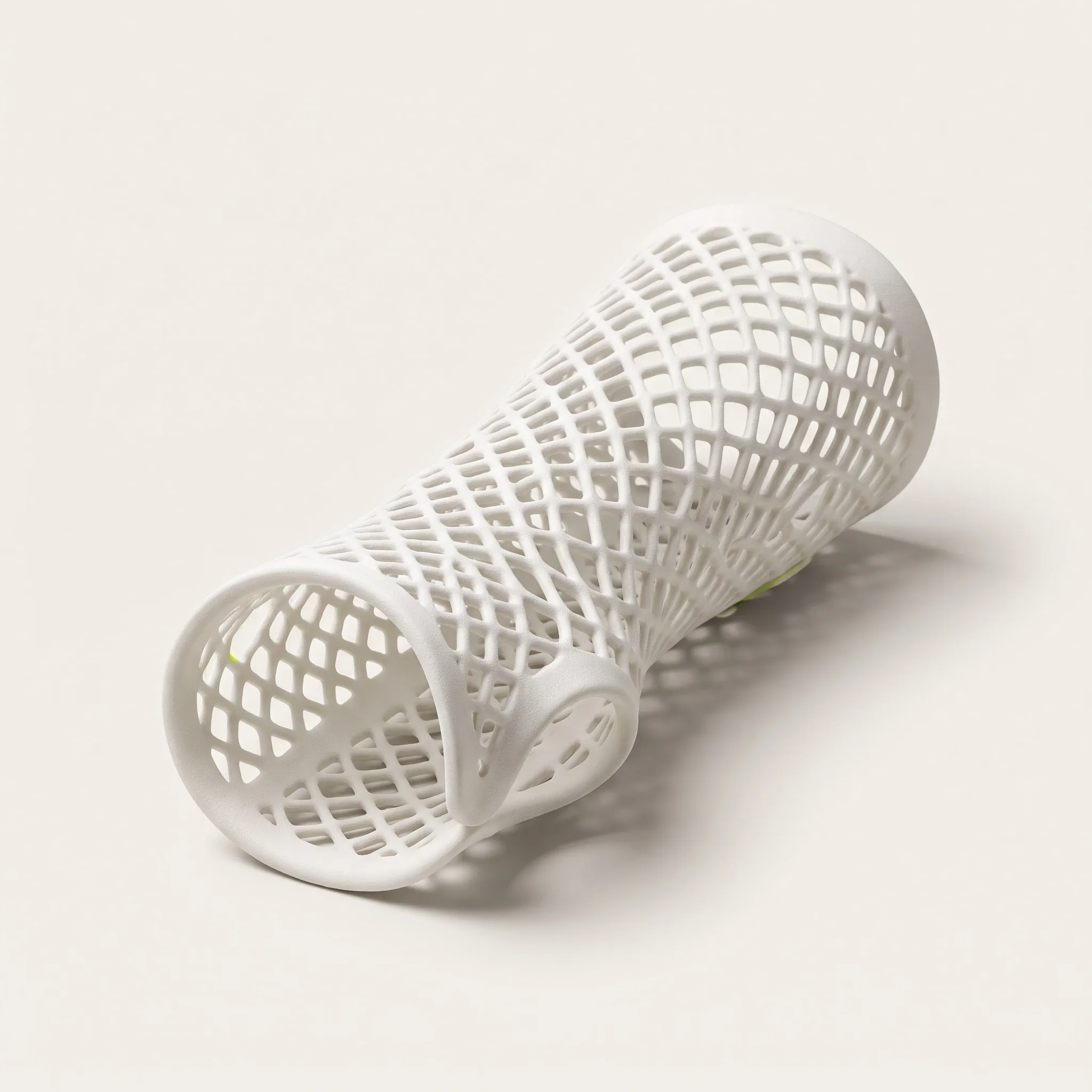Férula de muñeca impresa en 3D con estructura de celosía blanca y detalle verde