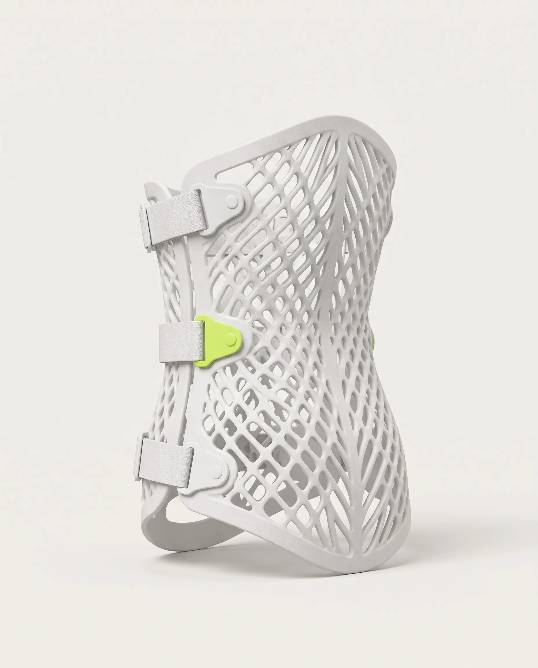 Corsé TLSO impreso en 3D con estructura de celosía blanca, correas y hebillas verdes